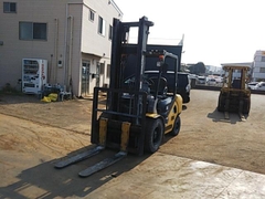 Cho thuê xe nâng Komatsu 3.5 tấn, model: FD35AT-17