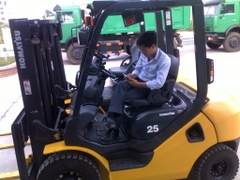 Hướng dẫn cách dừng và đỗ xe nâng an toàn của Komatsu