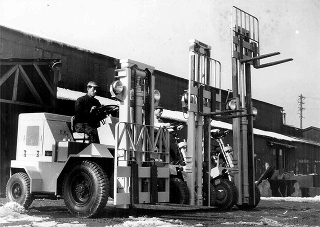 Xe nâng hàng KOMATSU- Thương hiệu Xe nâng Nhật Bản được yêu thích nhất của các doanh nghiệp hàng đầu Việt Nam.