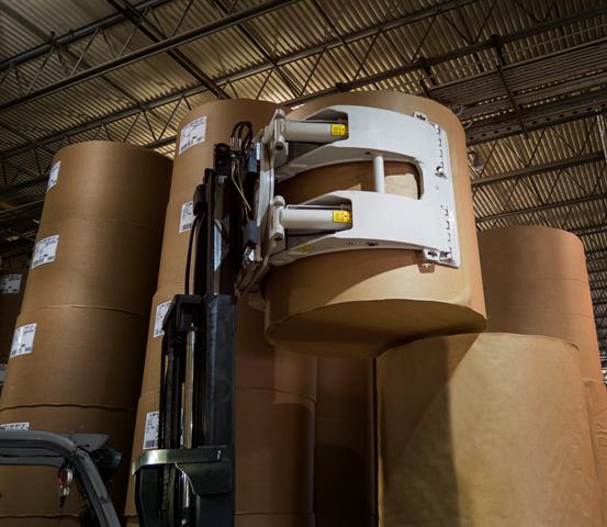 Xe nâng hàng với ngành công nghiệp bao bì và giấy.